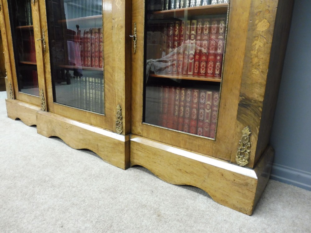 VICTORIAN FIGURED WALNUT BREAKFRONT BOOKCASE View XII