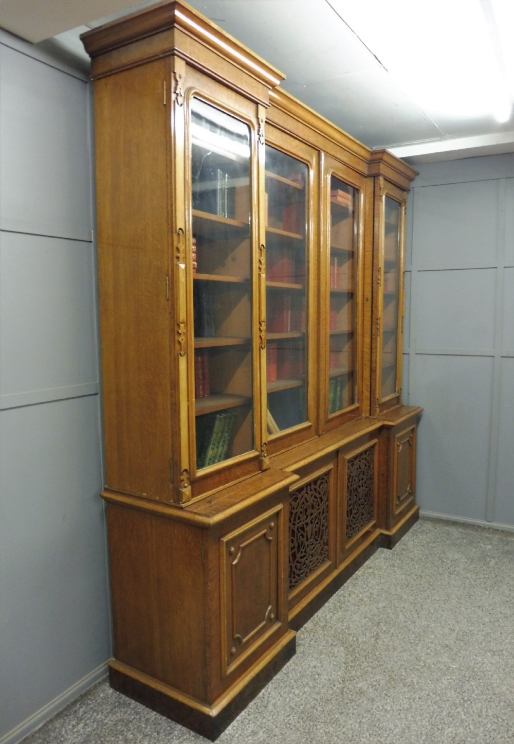 LARGE VICTORIAN OAK BREAKFRONT BOOKCASE View III