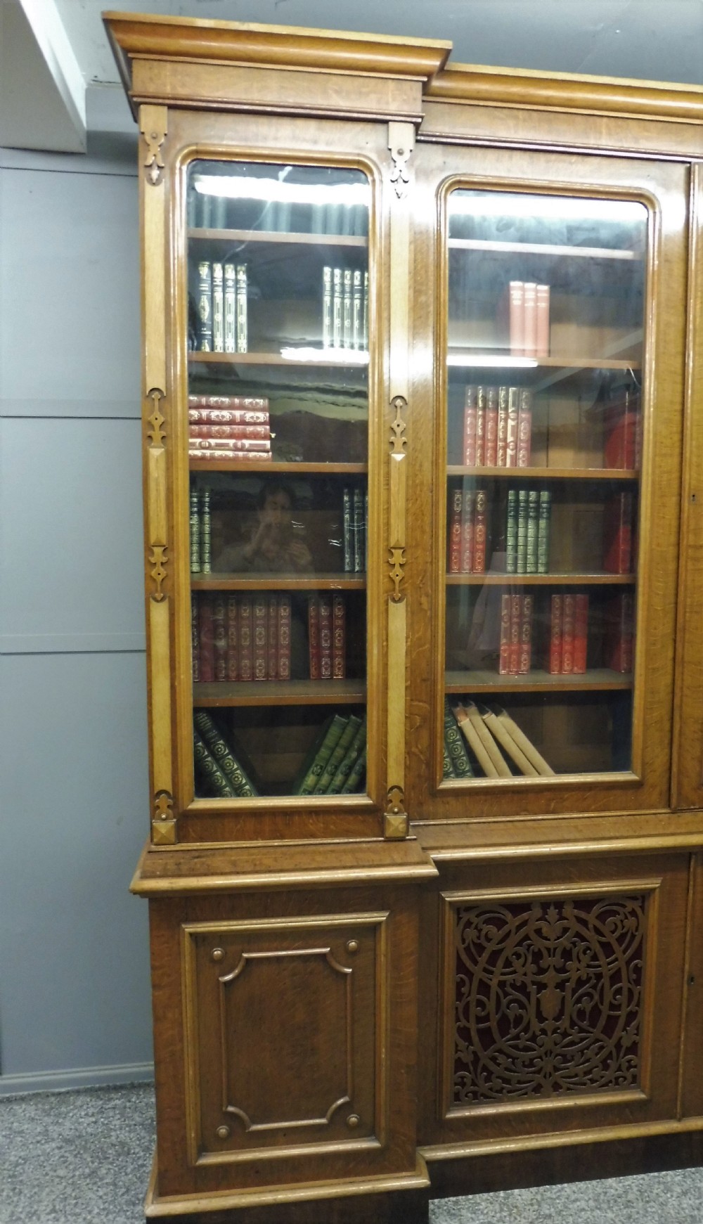 LARGE VICTORIAN OAK BREAKFRONT BOOKCASE View IV