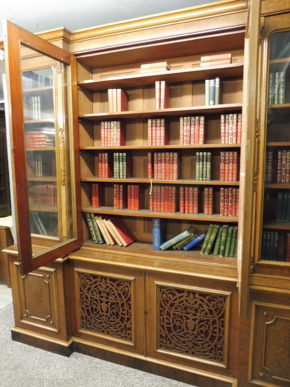 LARGE VICTORIAN OAK BREAKFRONT BOOKCASE View XI