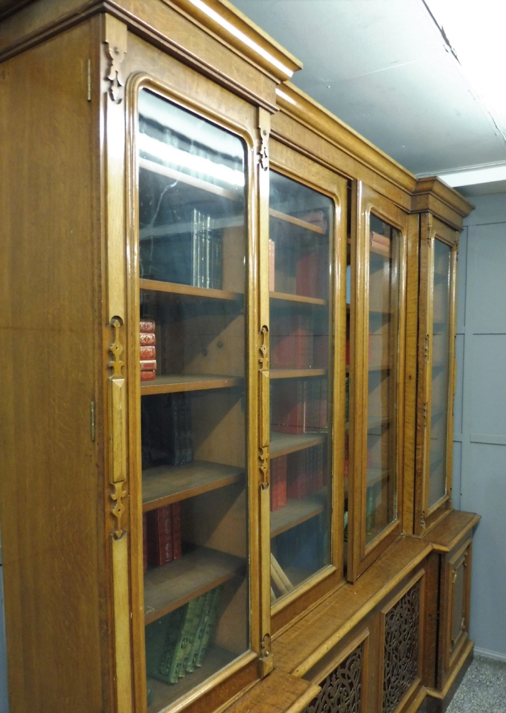 LARGE VICTORIAN OAK BREAKFRONT BOOKCASE View XVIII