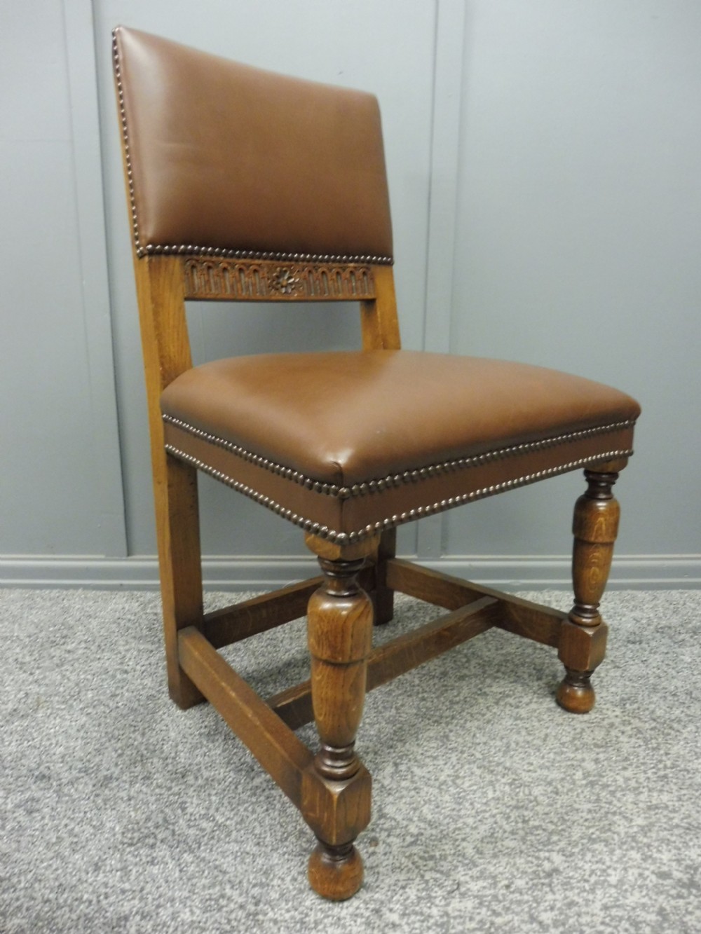 LARGE OAK DINING TABLE AND 8 CHAIRS View XXV