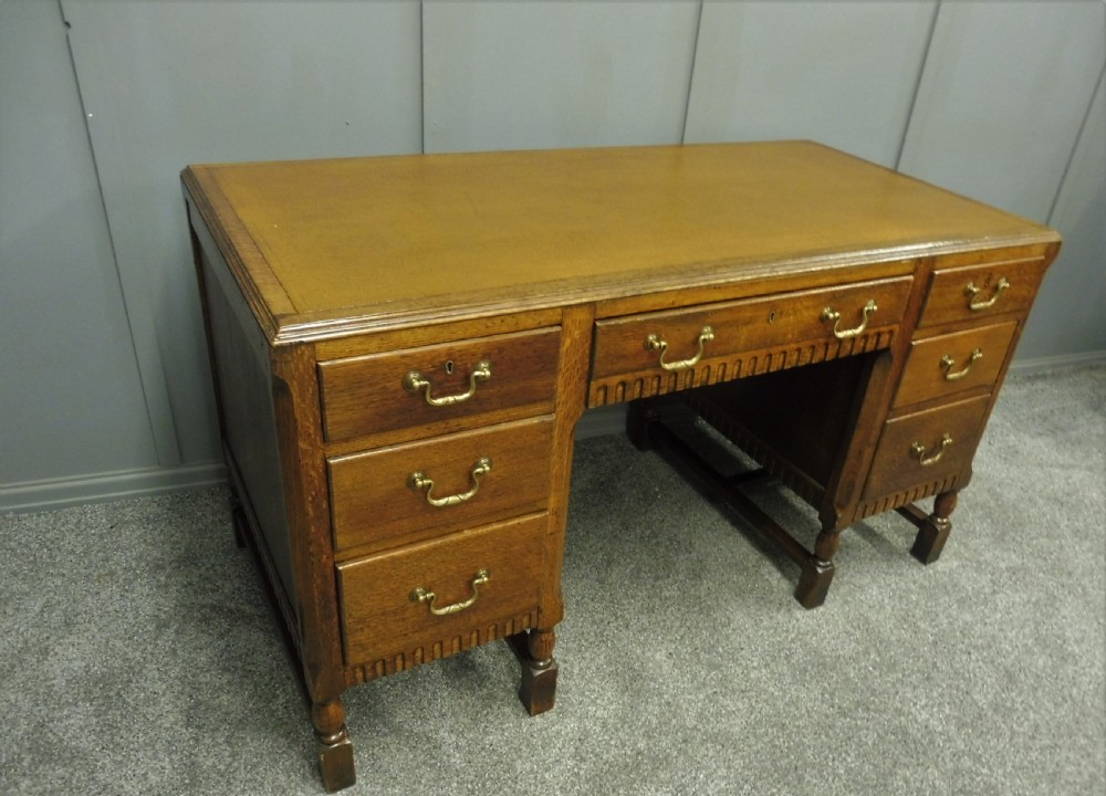 OAK PEDESTAL DESK CIRCA 1930