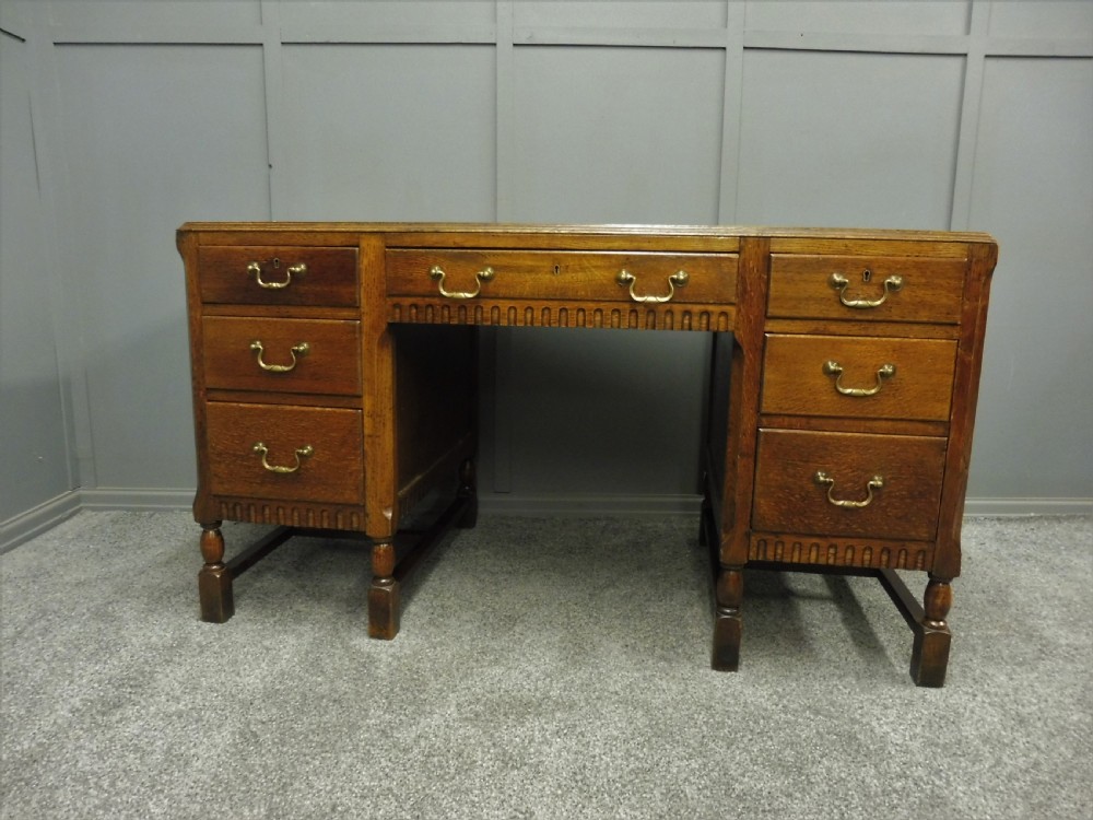 OAK PEDESTAL DESK CIRCA 1930 View II