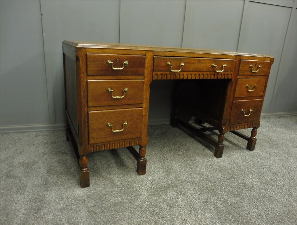 OAK PEDESTAL DESK CIRCA 1930 View V