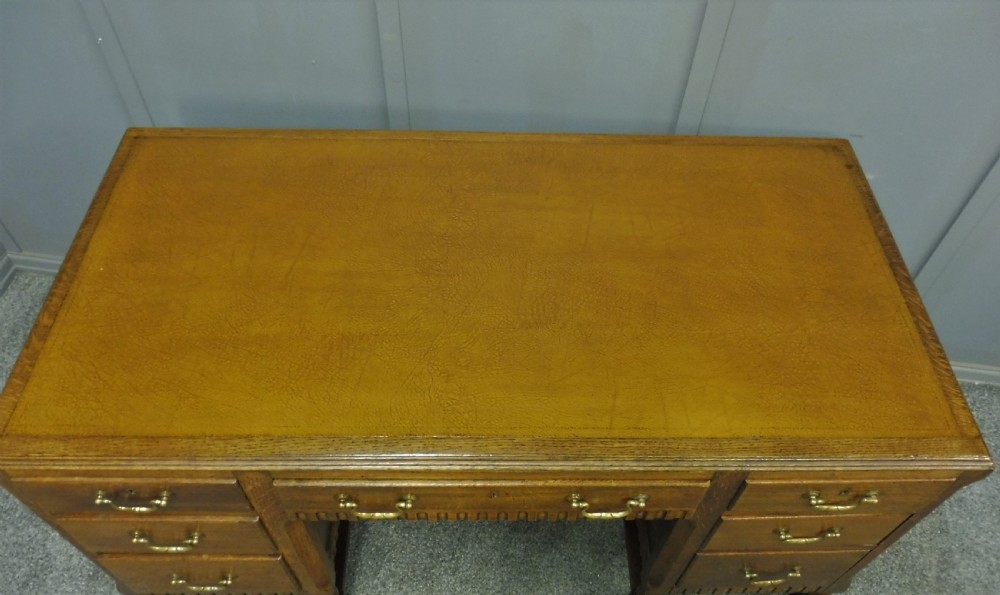 OAK PEDESTAL DESK CIRCA 1930 View VI