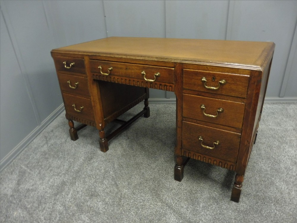 OAK PEDESTAL DESK CIRCA 1930 View XI