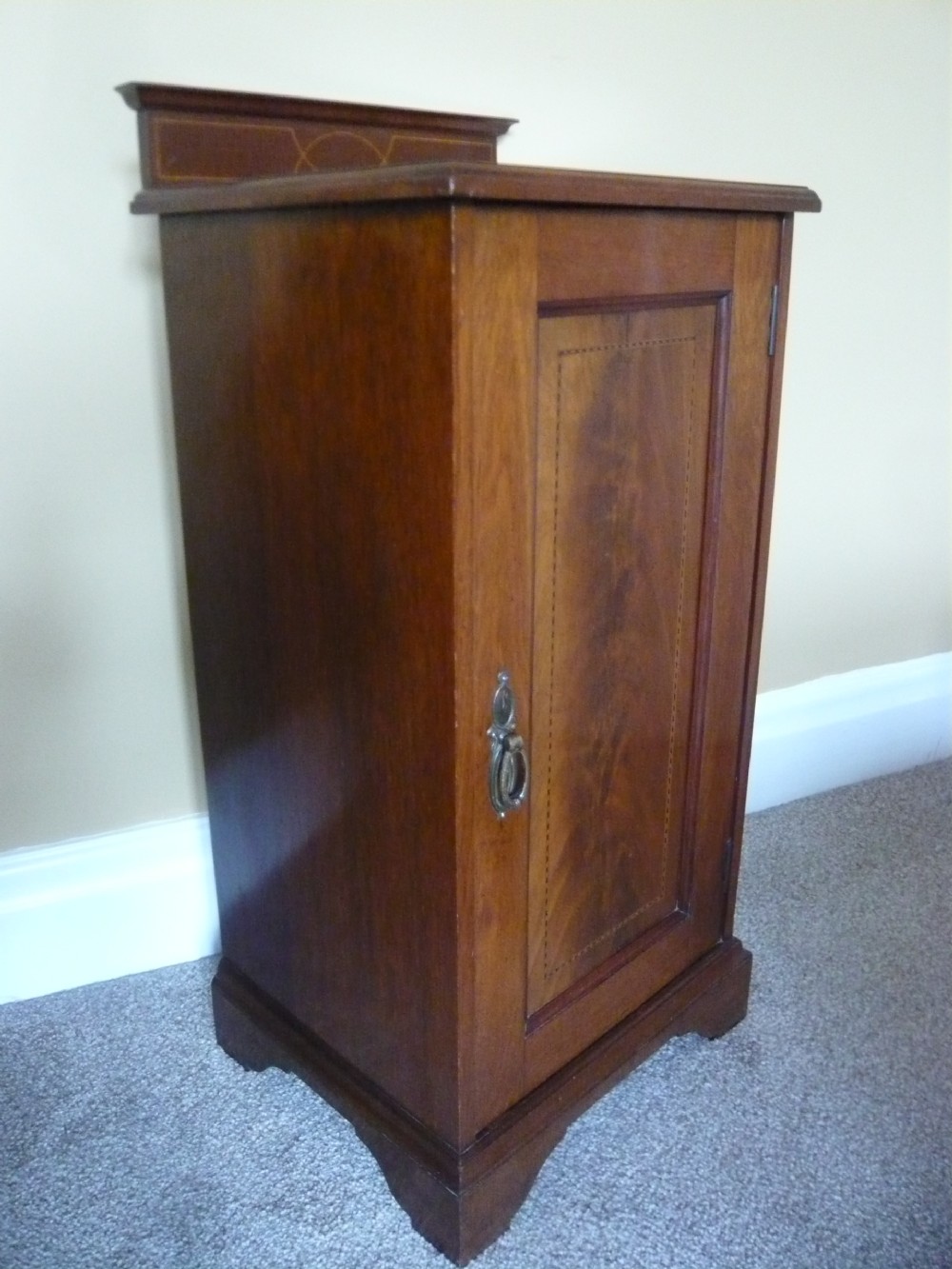 EDWARDIAN MAHOGANY BEDSIDE CABINET View III