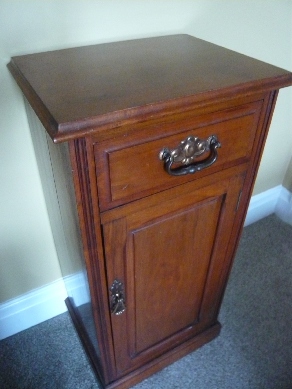 EXTRA TALL MAHOGANY BEDSIDE CABINET WITH DRAWER View V