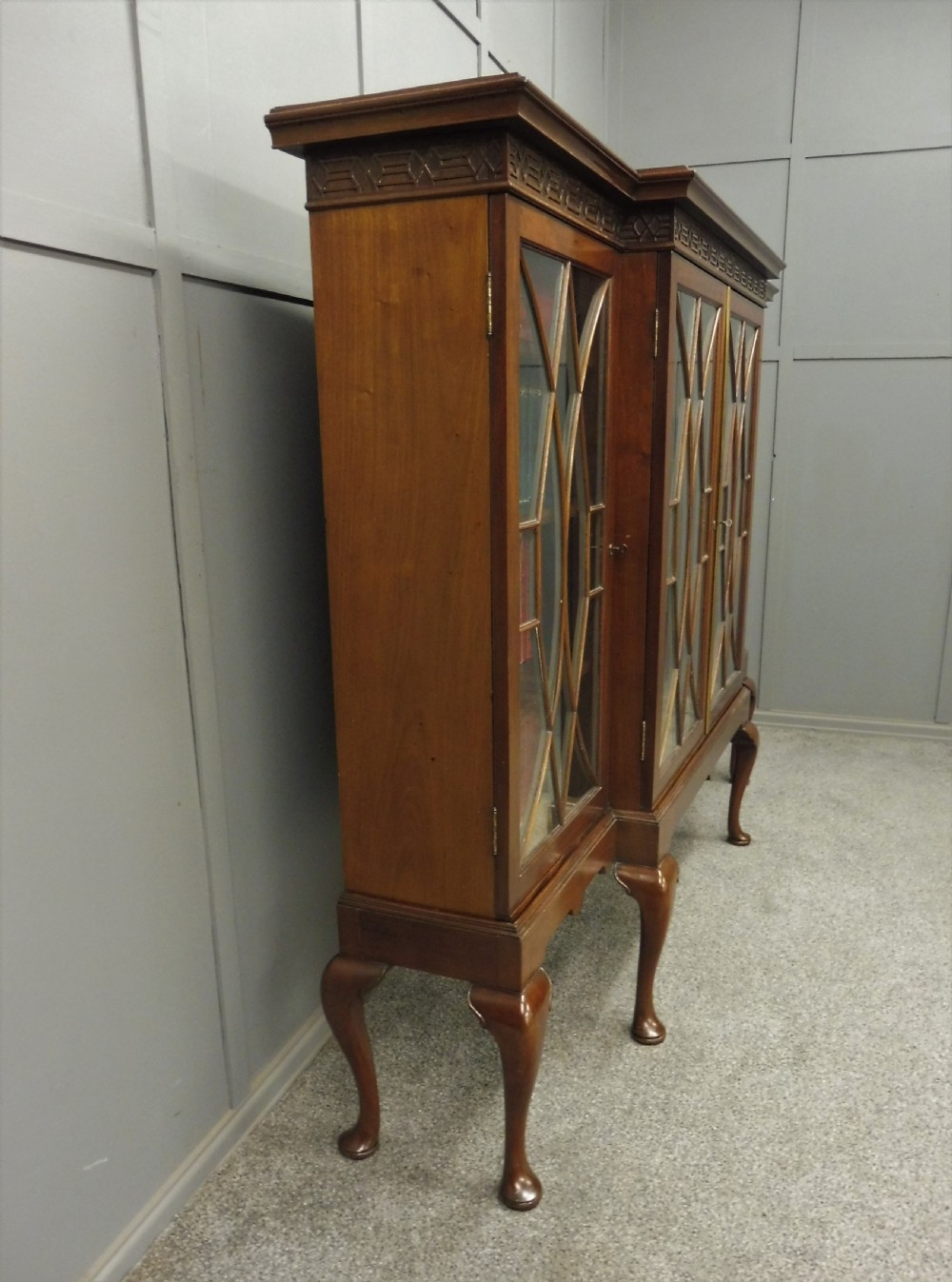 EDWARDIAN MAHOGANY BREAKFRONT BOOKCASE View III