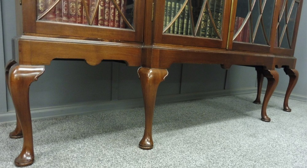 EDWARDIAN MAHOGANY BREAKFRONT BOOKCASE View VII