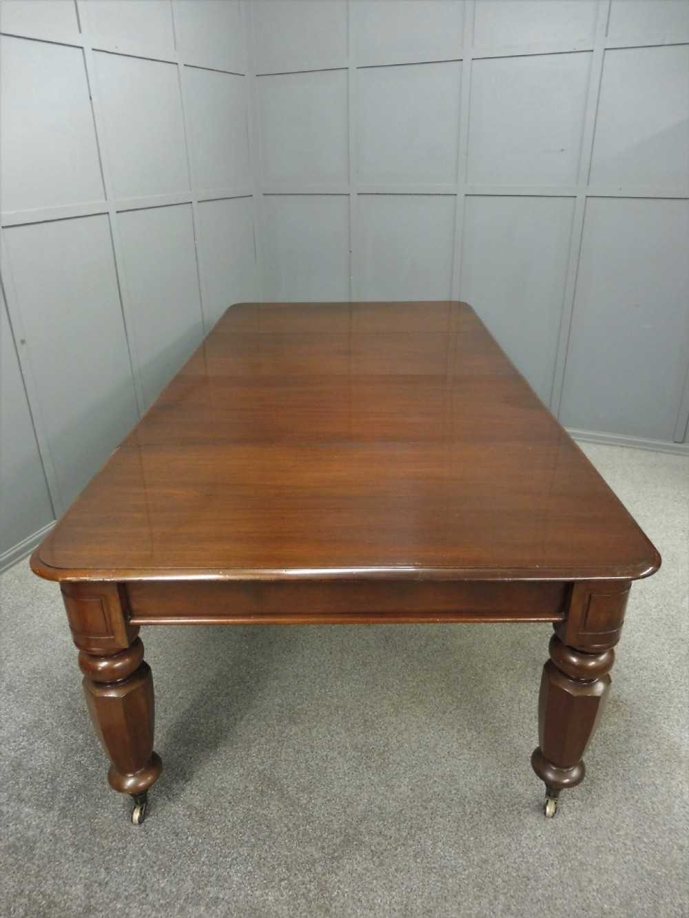 VICTORIAN MAHOGANY EXTENDING DINING TABLE