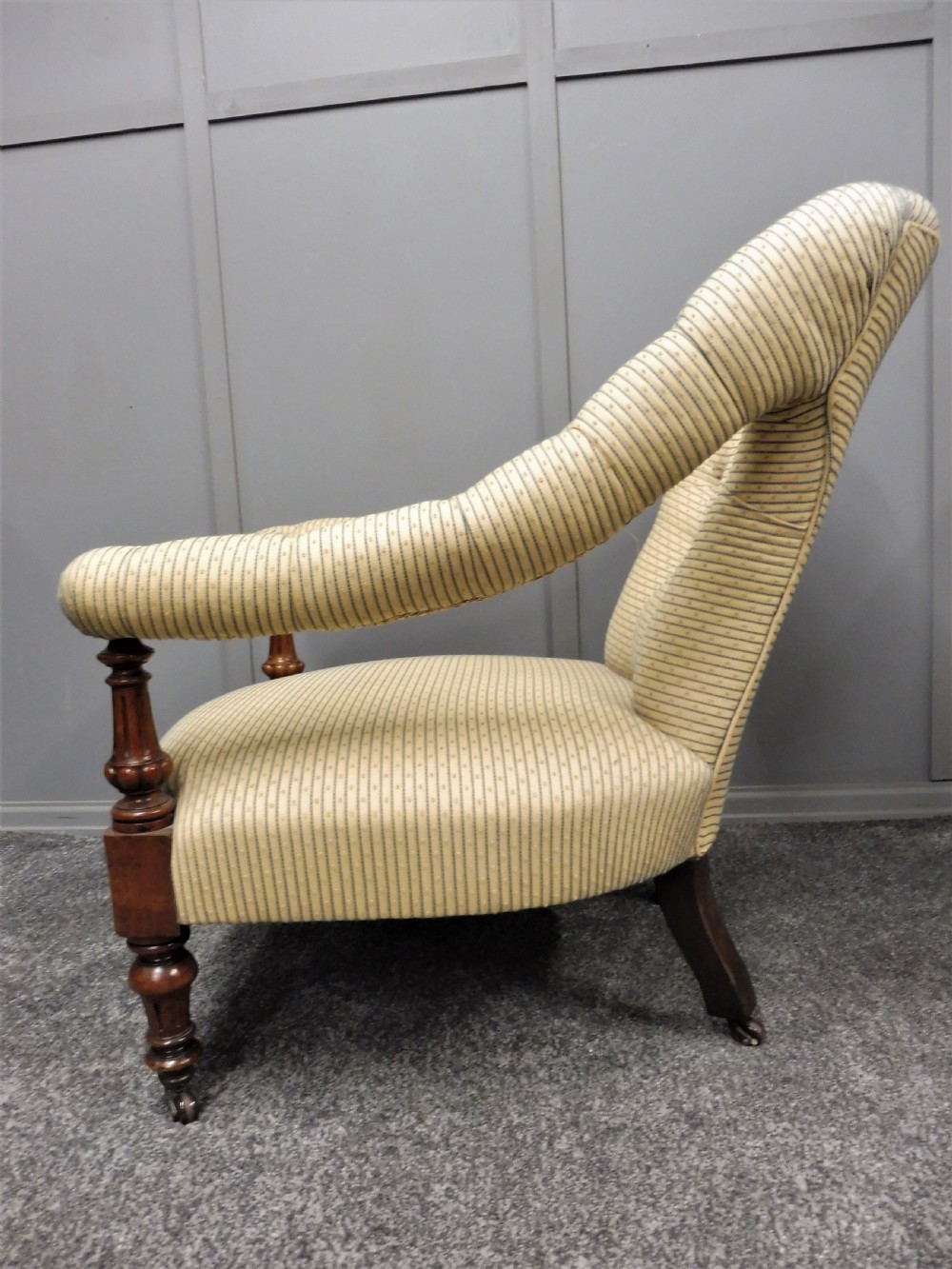 EXCELLENT QUALITY MID 19TH CENTURY WALNUT ARMCHAIR View V