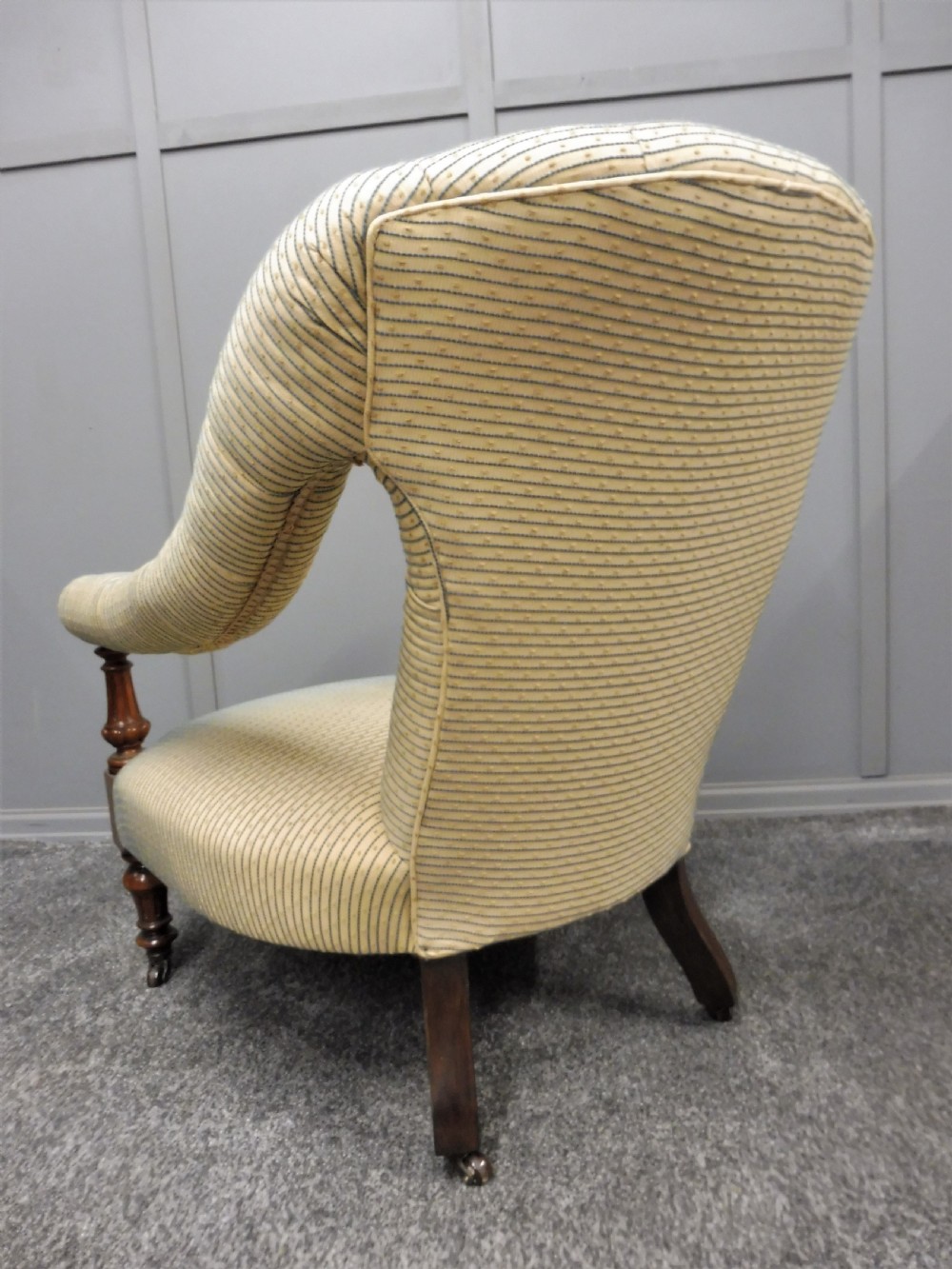 EXCELLENT QUALITY MID 19TH CENTURY WALNUT ARMCHAIR View VI