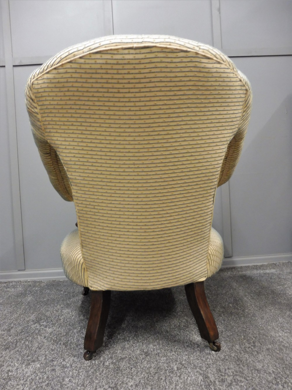 EXCELLENT QUALITY MID 19TH CENTURY WALNUT ARMCHAIR View VII