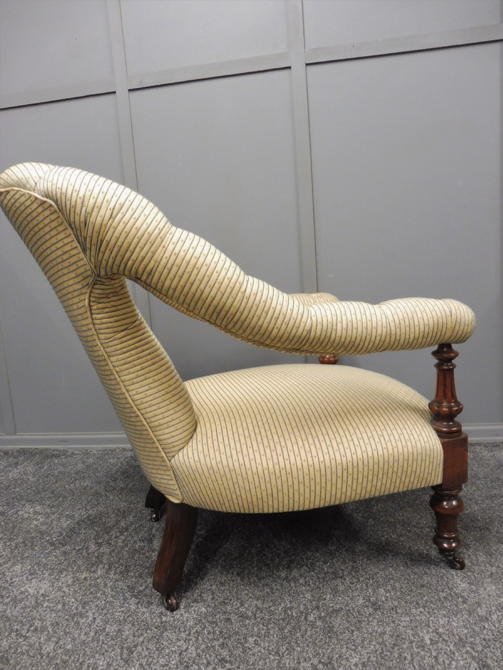 EXCELLENT QUALITY MID 19TH CENTURY WALNUT ARMCHAIR View VIII