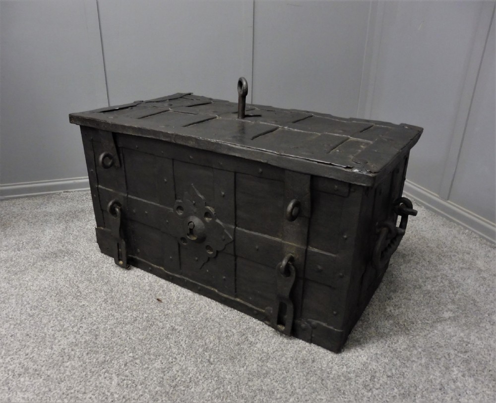 17TH CENTURY ARMADA CHEST