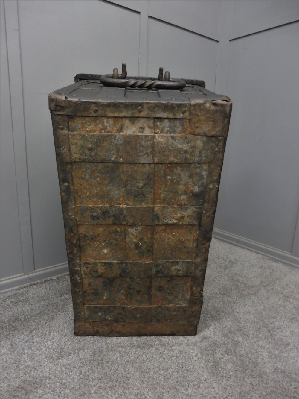 17TH CENTURY ARMADA CHEST View XIII