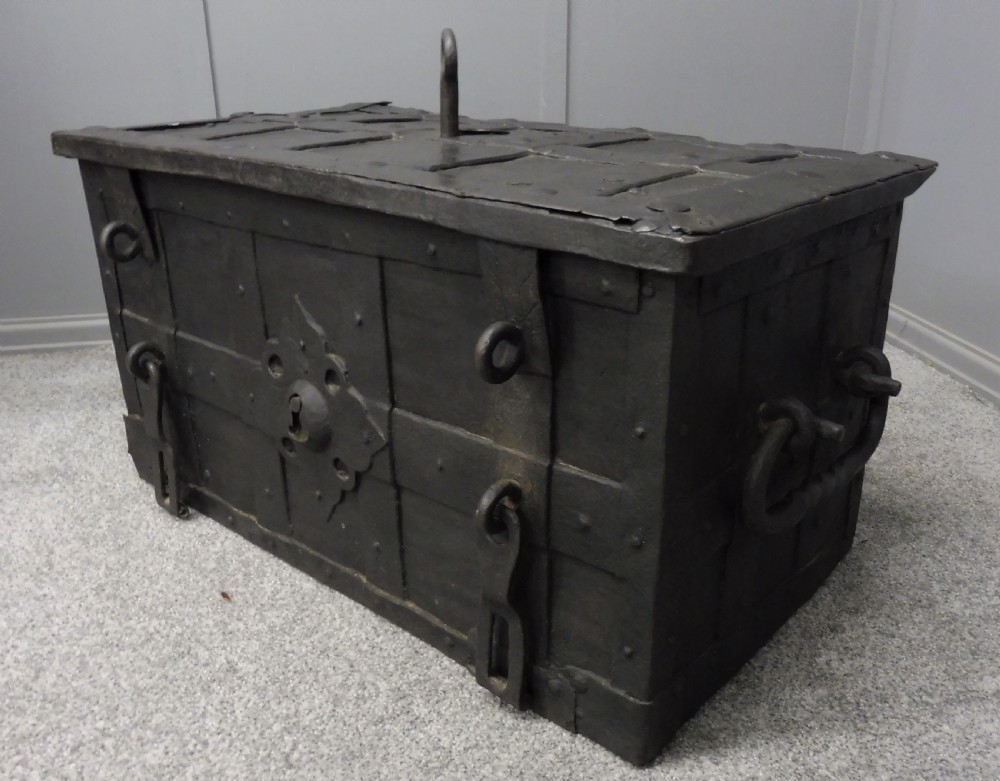 17TH CENTURY ARMADA CHEST View XIV