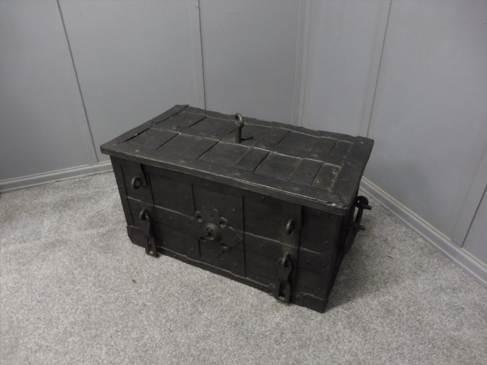 17TH CENTURY ARMADA CHEST View XV
