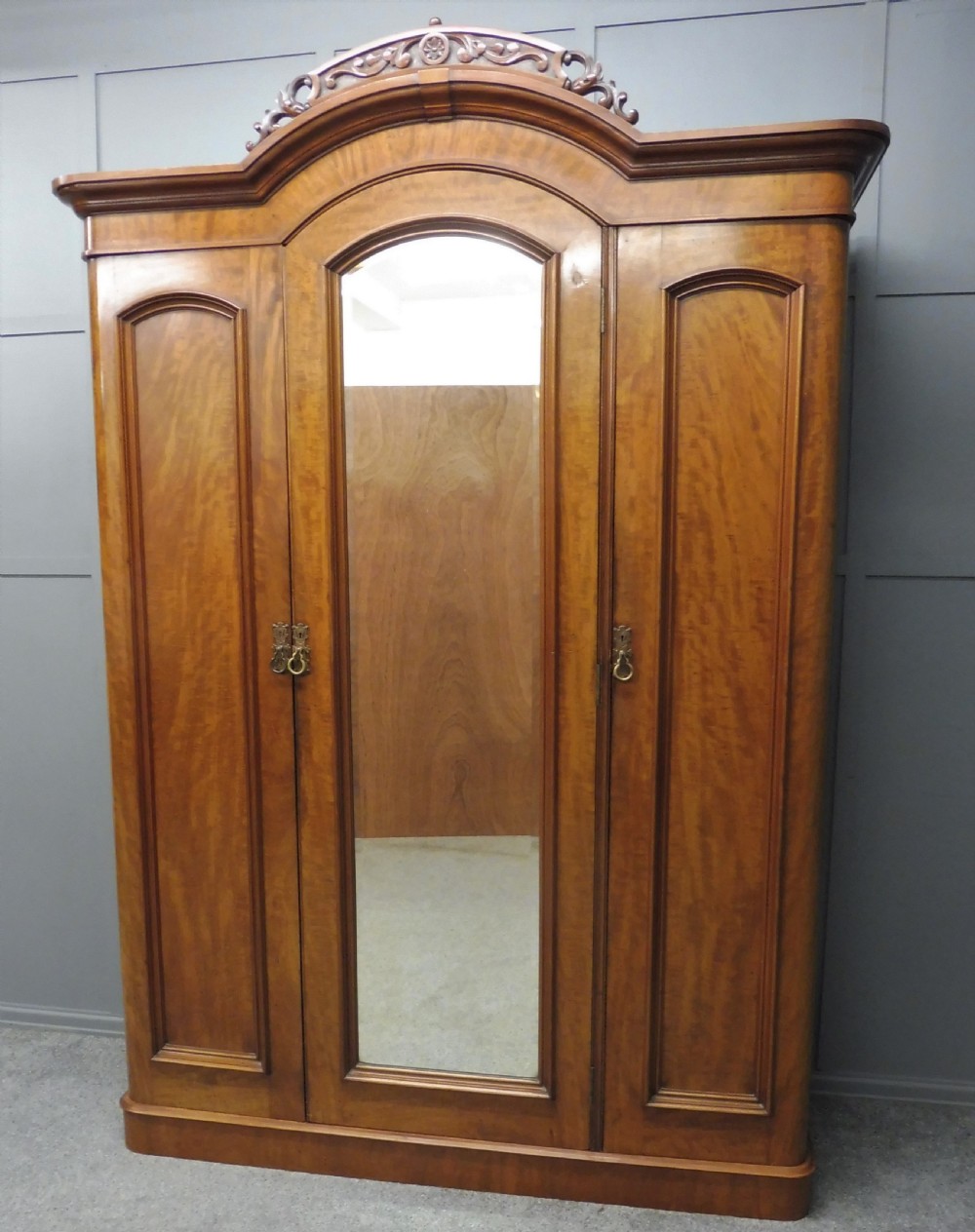 VICTORIAN MAHOGANY WARDROBE