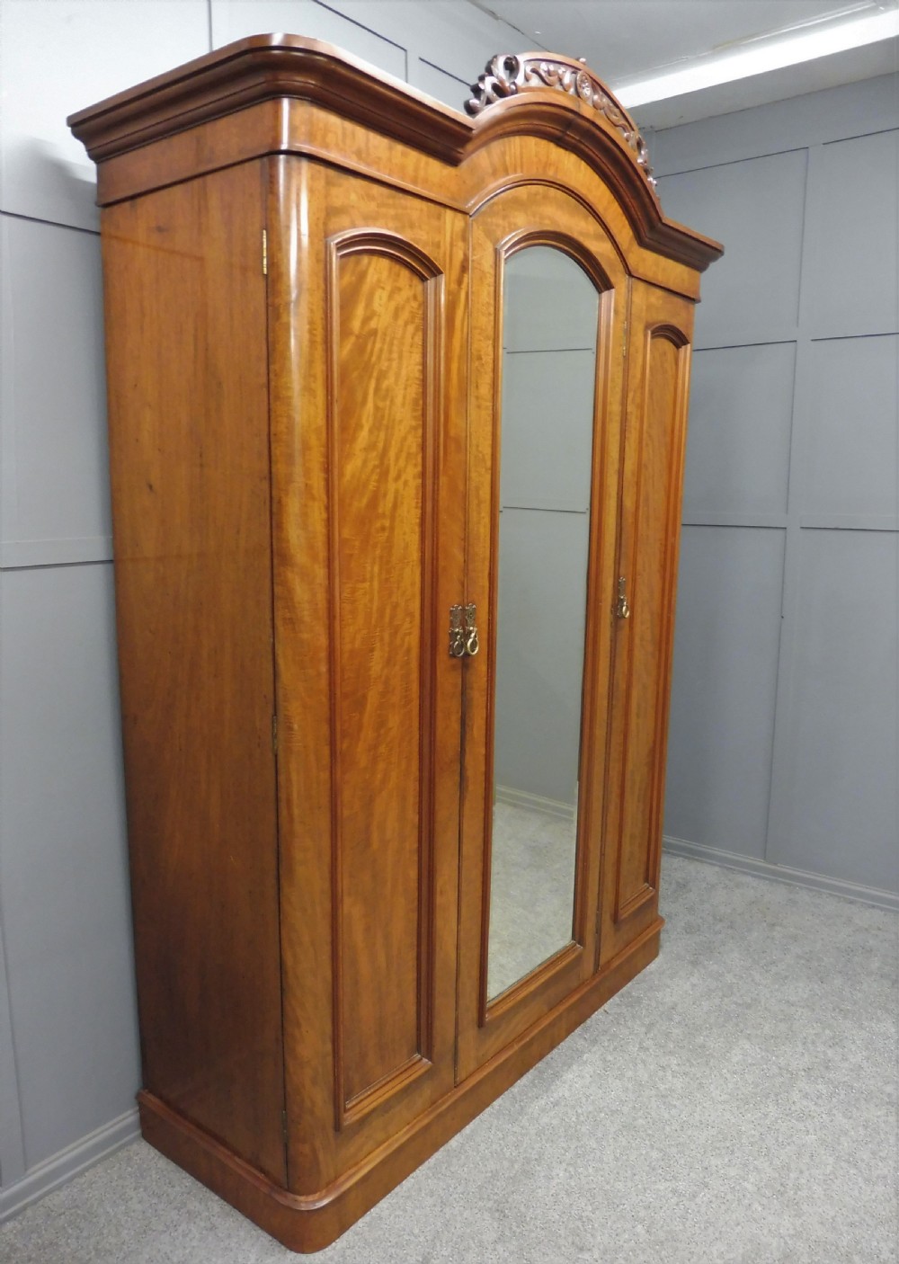 VICTORIAN MAHOGANY WARDROBE View II