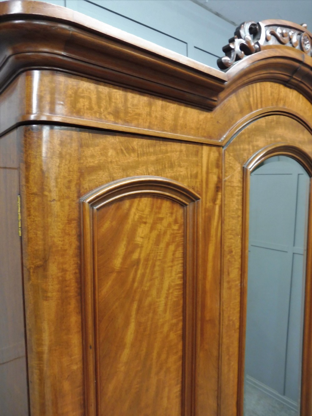 VICTORIAN MAHOGANY WARDROBE View III