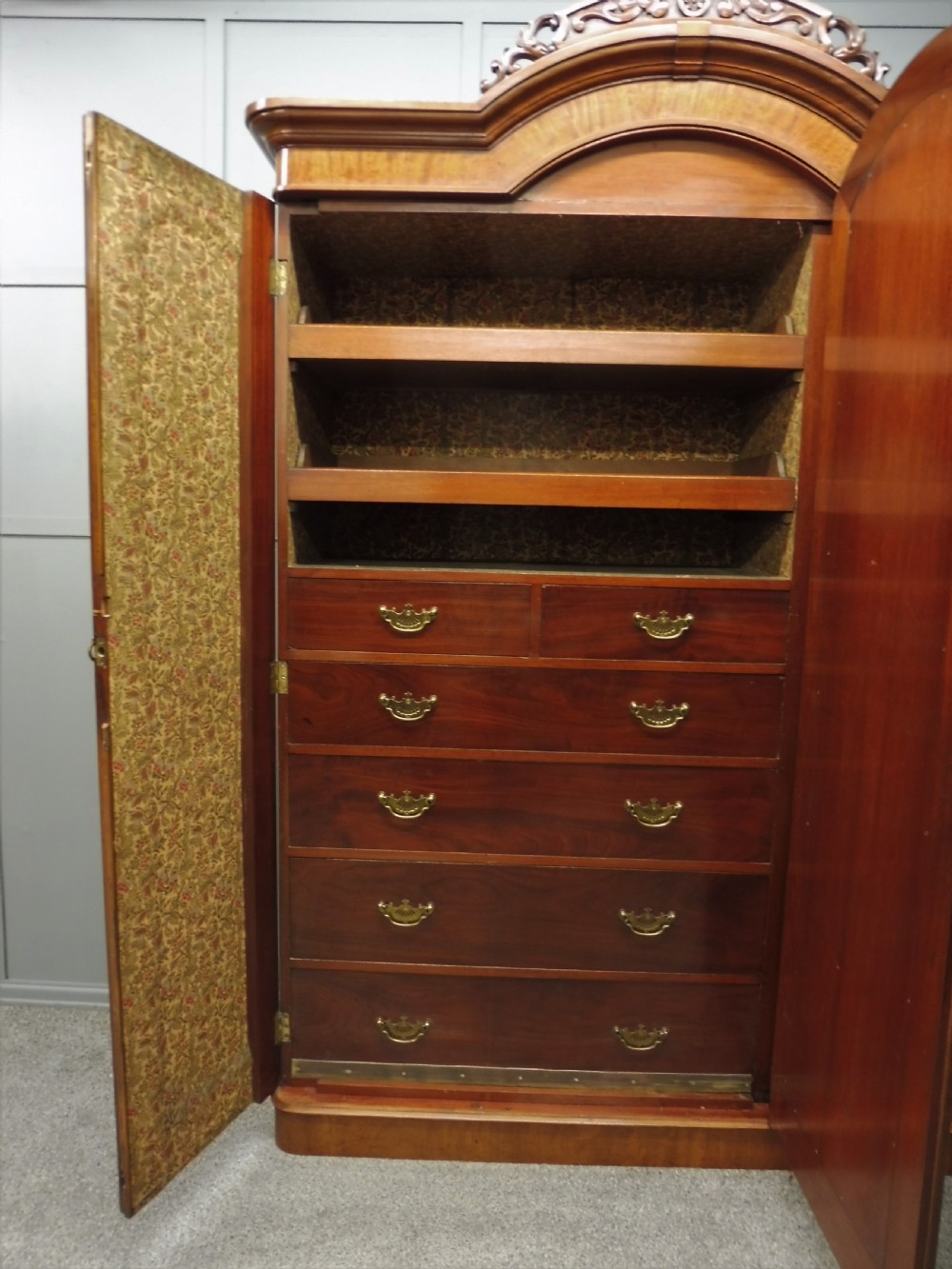 VICTORIAN MAHOGANY WARDROBE View IV