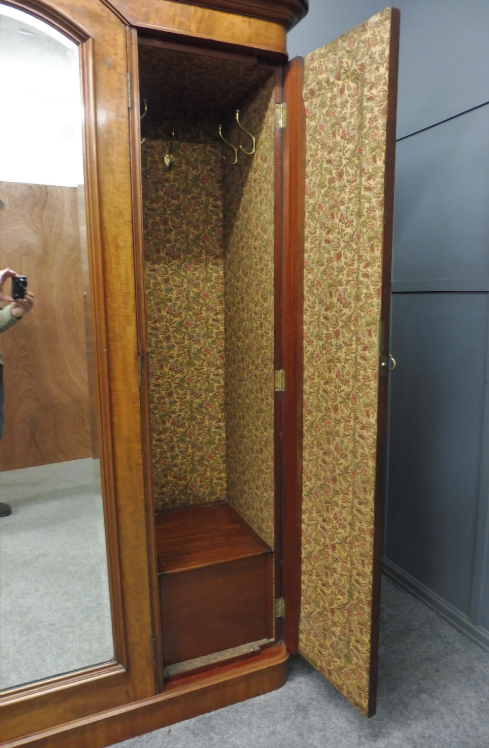 VICTORIAN MAHOGANY WARDROBE View VI