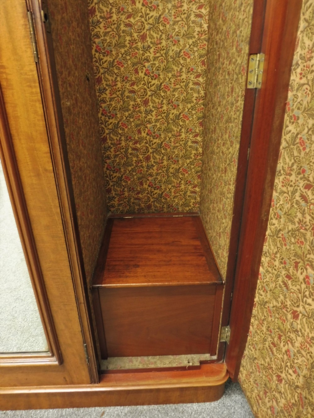 VICTORIAN MAHOGANY WARDROBE View VIII