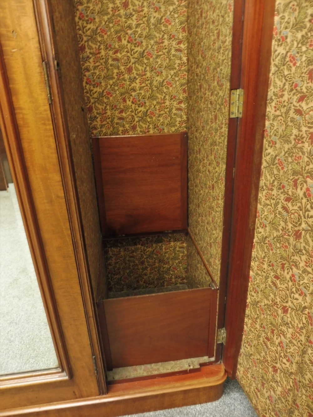 VICTORIAN MAHOGANY WARDROBE View X