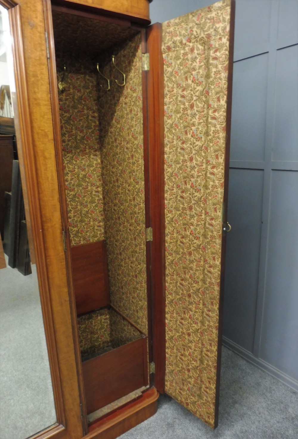 VICTORIAN MAHOGANY WARDROBE View XI