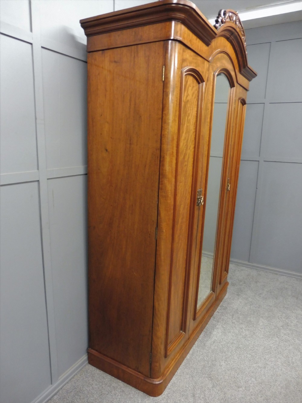 VICTORIAN MAHOGANY WARDROBE View XII