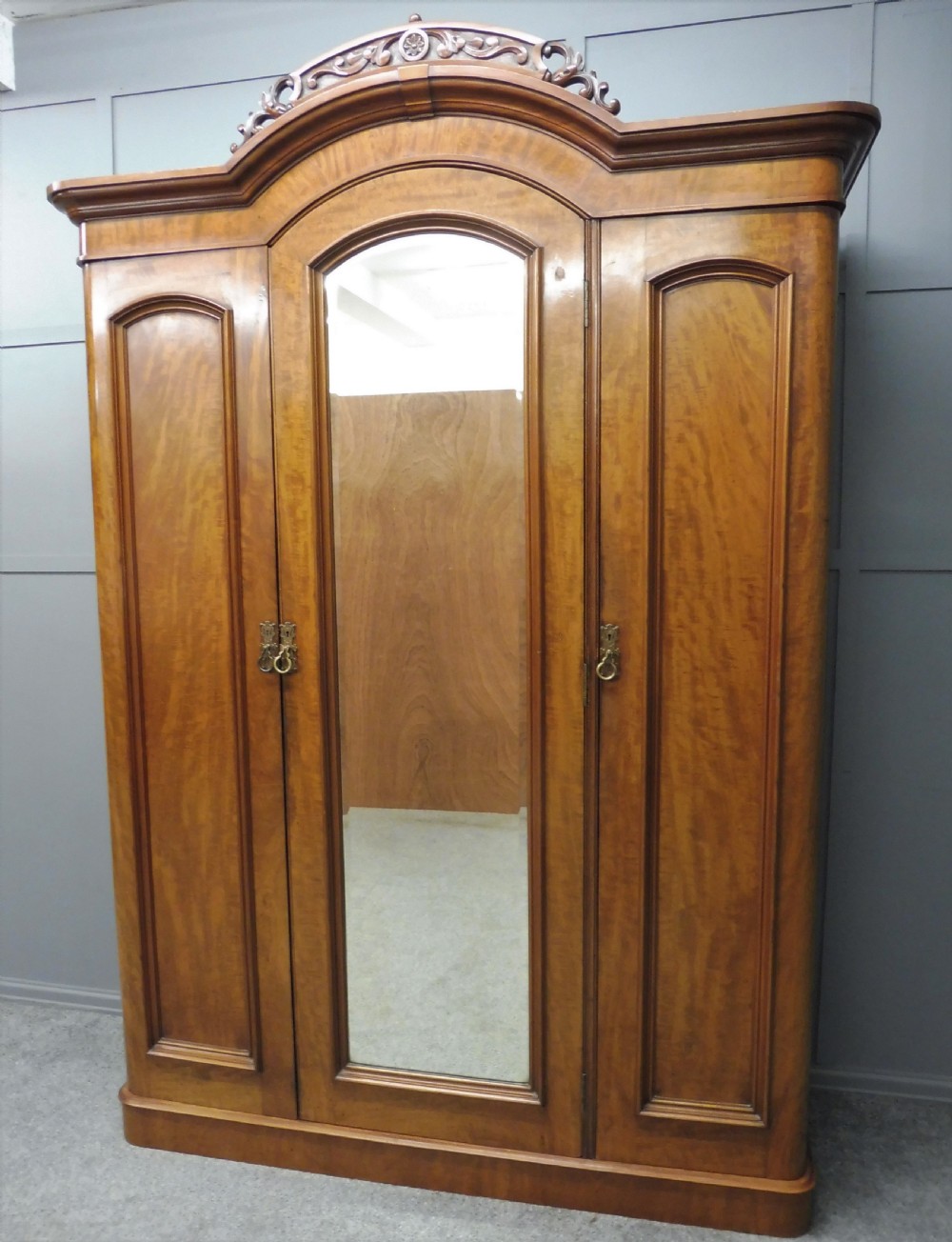 VICTORIAN MAHOGANY WARDROBE View XIII