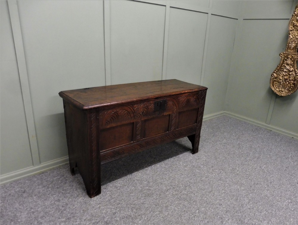 SMALL 18TH CENTURY OAK AND ELM COFFER