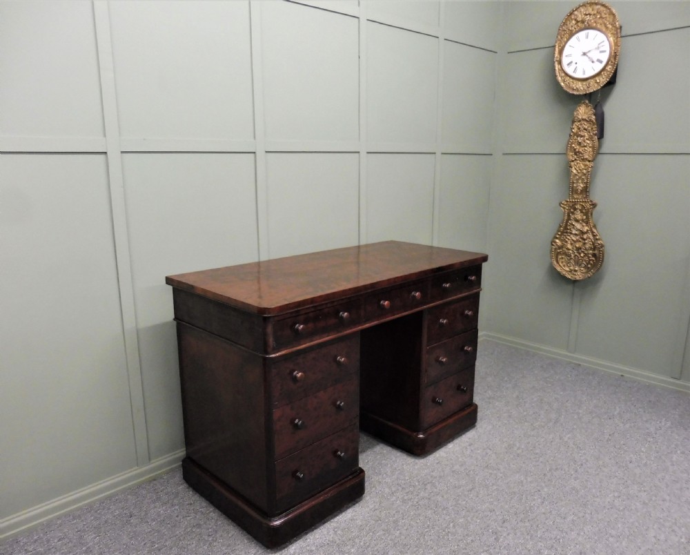 VICTORIAN PEDESTAL DESK IN PLUM PUDDING MAHOGANY