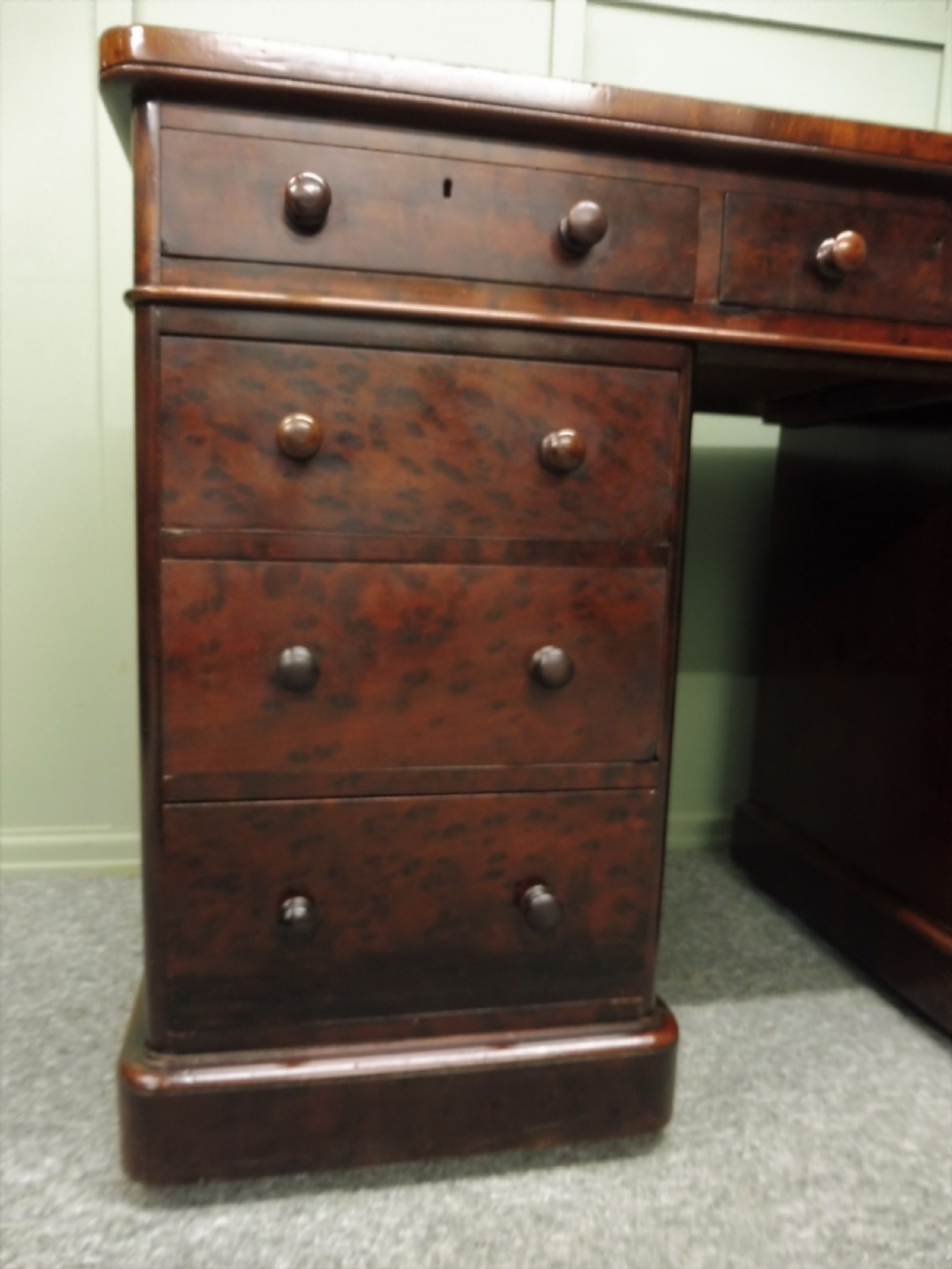 VICTORIAN PEDESTAL DESK IN PLUM PUDDING MAHOGANY View VII