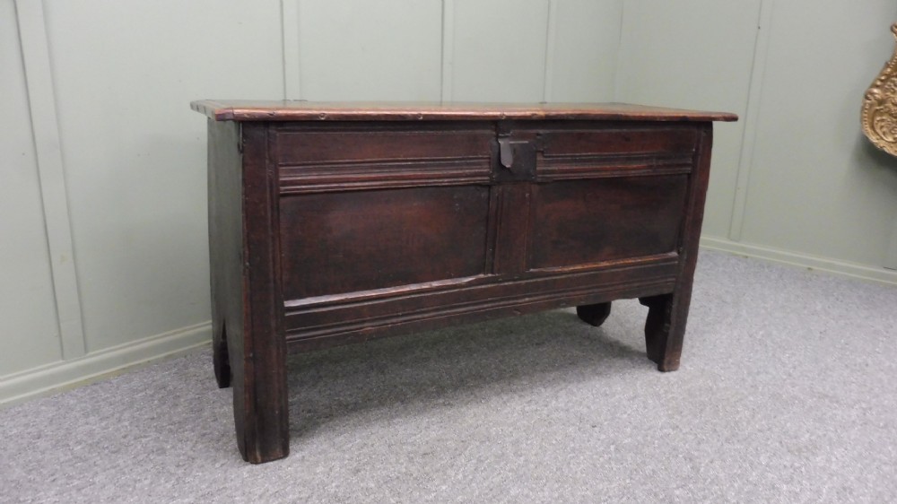 EARLY ENGLISH OAK COFFER