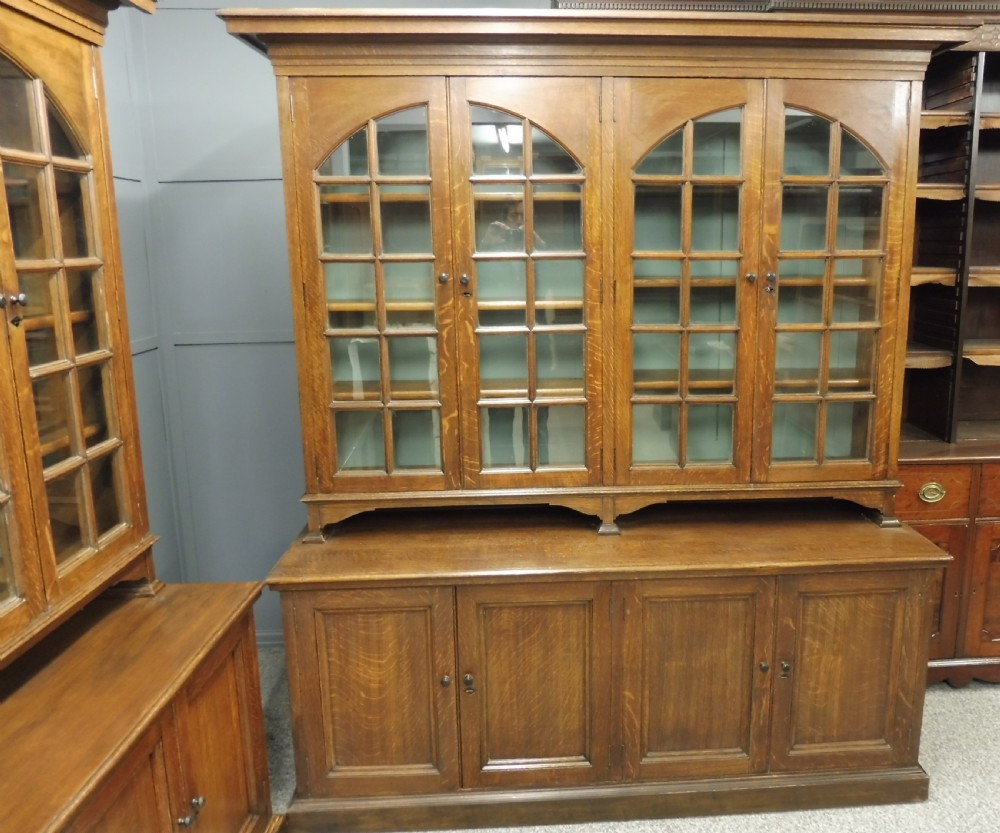 EXCELLENT PAIR OF OAK ARTS AND CRAFTS BOOKCASES View III