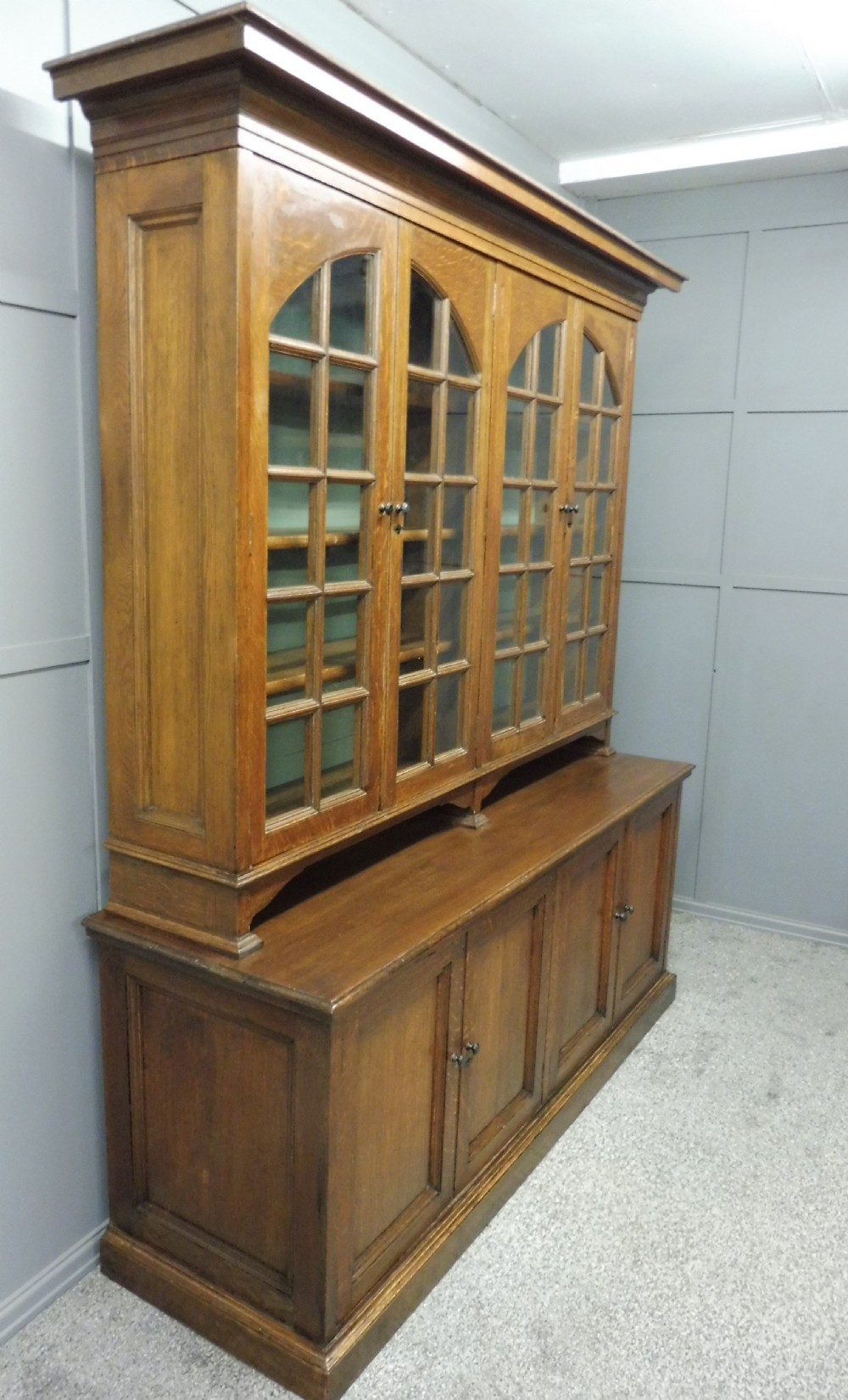 EXCELLENT PAIR OF OAK ARTS AND CRAFTS BOOKCASES View VIII