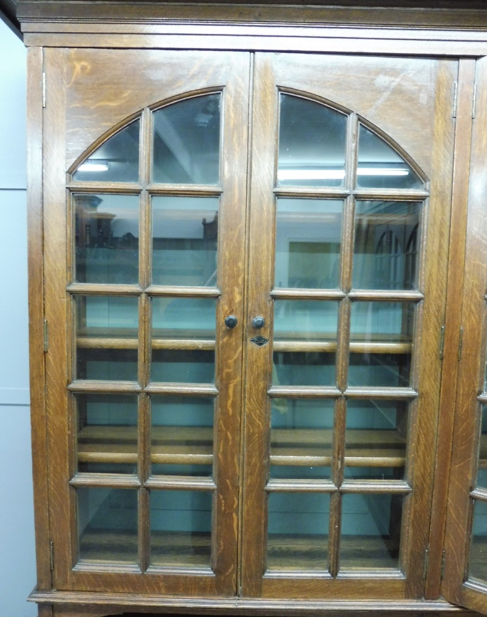 EXCELLENT PAIR OF OAK ARTS AND CRAFTS BOOKCASES View XI
