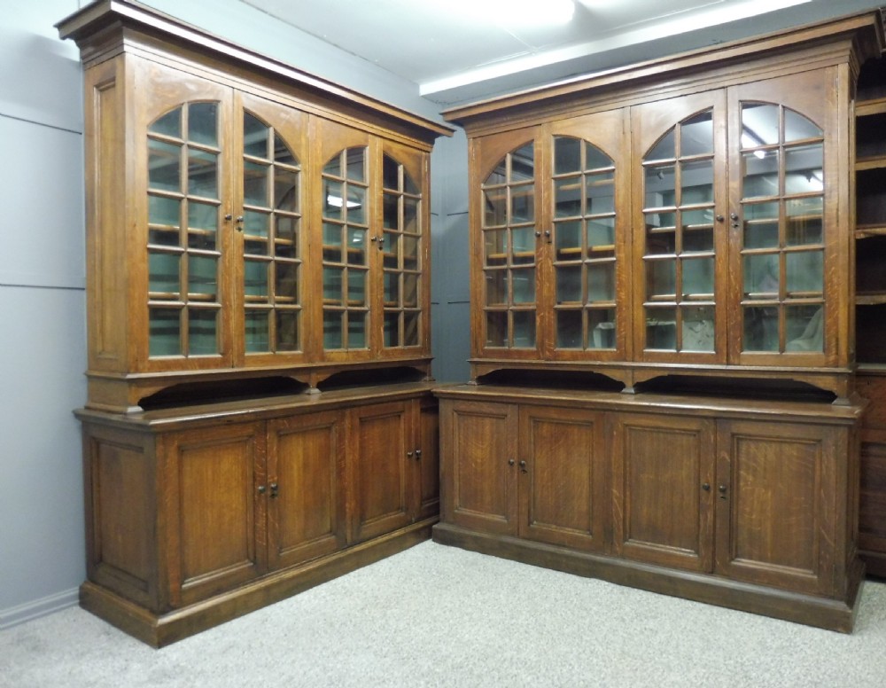 EXCELLENT PAIR OF OAK ARTS AND CRAFTS BOOKCASES View XIII