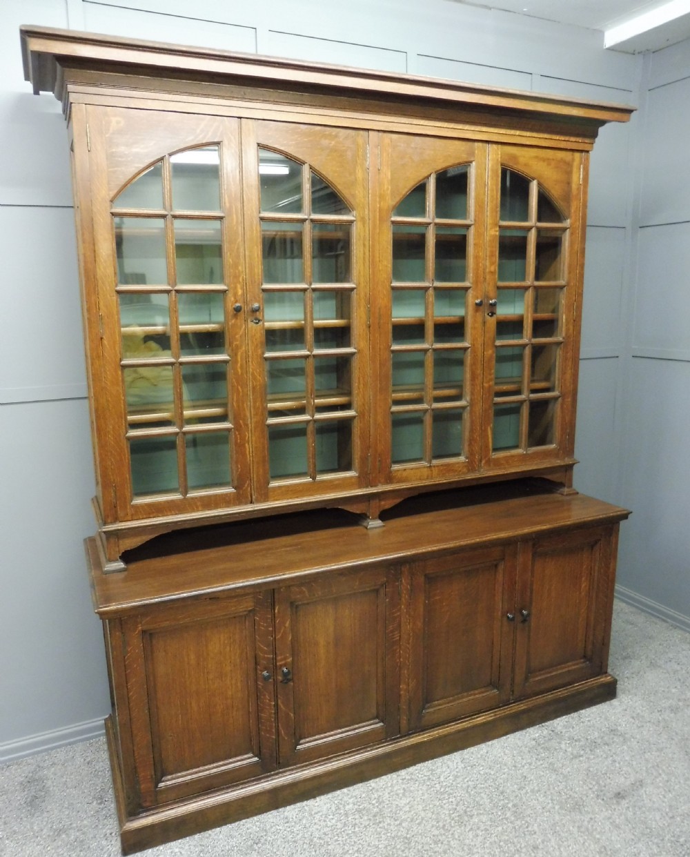 EXCELLENT PAIR OF OAK ARTS AND CRAFTS BOOKCASES View XV