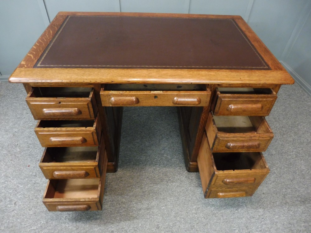 GOLDEN OAK PEDESTAL DESK View VIII