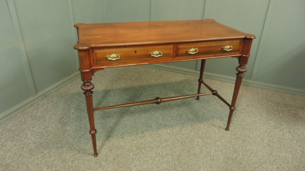 ELEGENT VICTORIAN WALNUT  WRITING TABLE