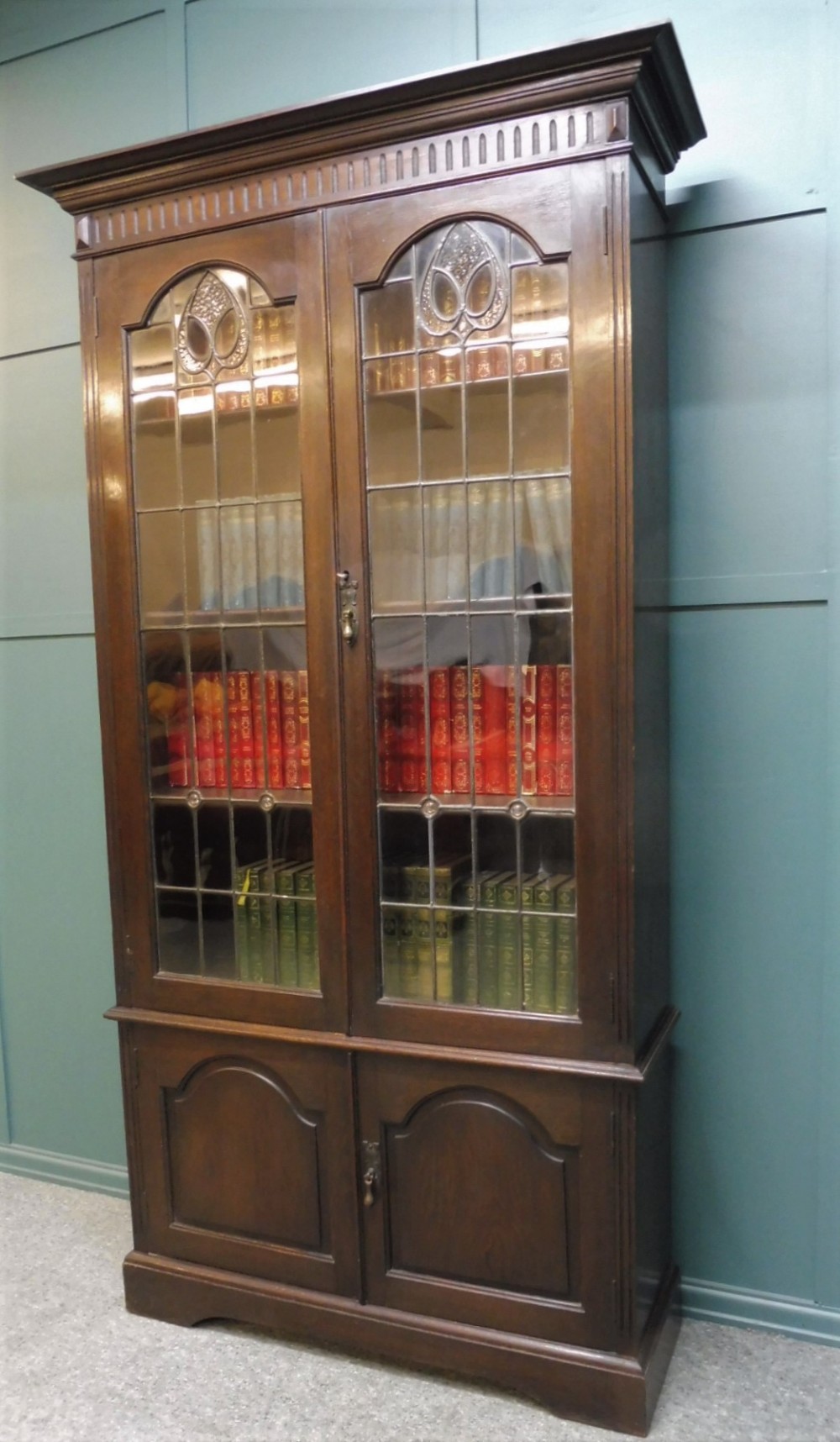 EDWARDIAN OAK ARTS AND CRAFTS BOOKCASE
