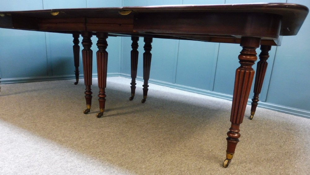 LARGE EARLY 19TH CENTURY EXTENDING MAHOGANY DINING TABLE  ATTRIBUTED TO GILLOWS View VIII