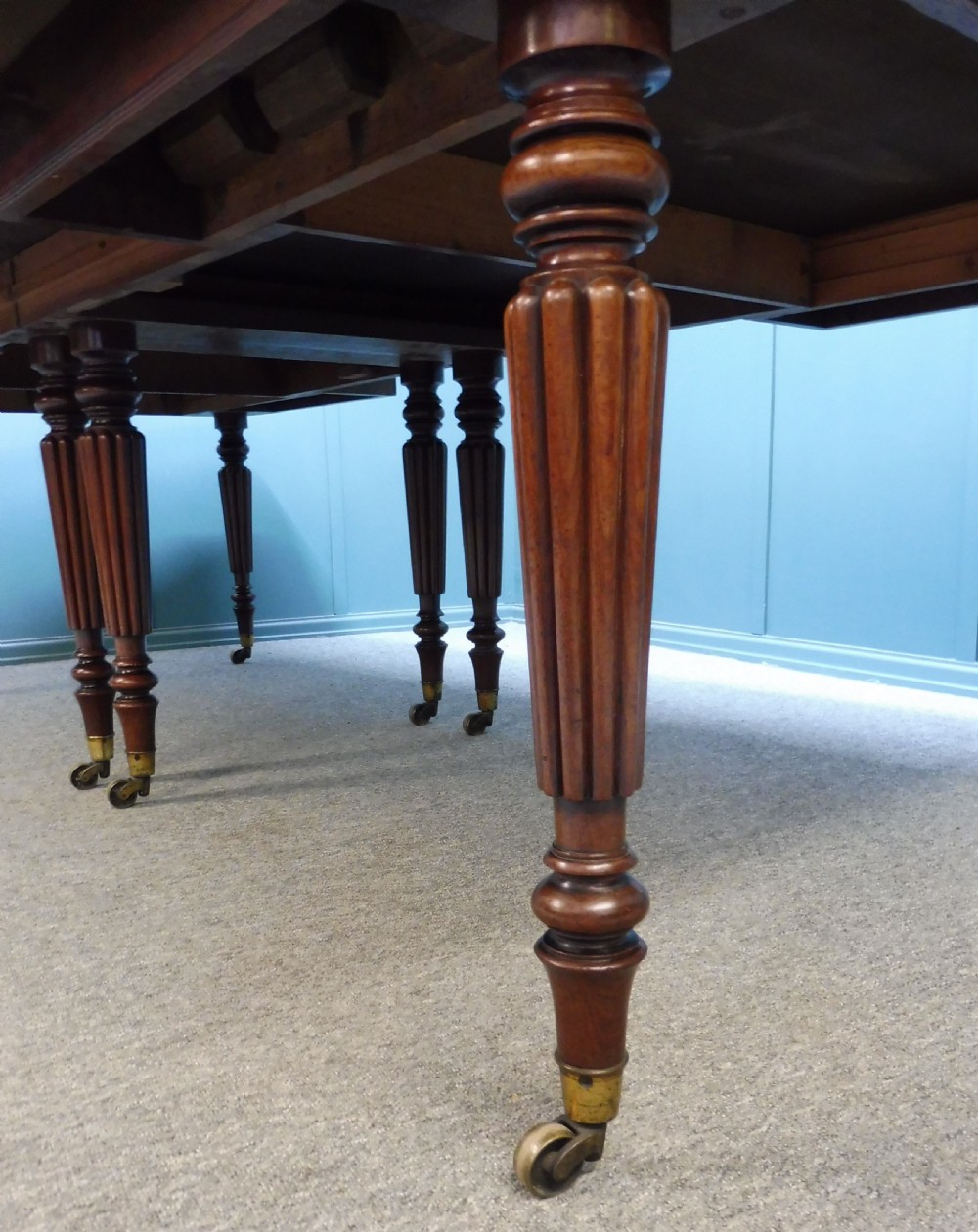 LARGE EARLY 19TH CENTURY EXTENDING MAHOGANY DINING TABLE  ATTRIBUTED TO GILLOWS View IX