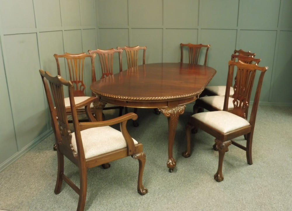 ANTIQUE MAHOGANY DINING TABLE AND 8 CHAIRS
