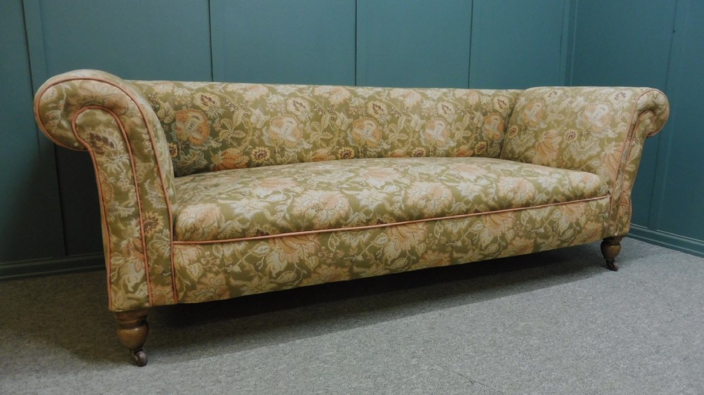 GOOD VICTORIAN CHESTERFIELD SOFA